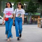 Le T-shirt da turista sono il trend di questa stagione Via Vogue.com