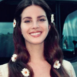 Un'inedita Lana Del Rey sulla copertina del suo nuovo album Lust for Life continua a presentarsi come un lavoro criptico e dalle molte ispirazioni