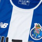 La nuova home shirt del Porto per la stagione 2017/18 Per i dragoni un gradito ritorno della colorazione Blu Oporto/Bianco nel nuovo kit realizzato da New Balance