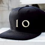 Tens Club x Talisman & Co. 10 DOWNING Cap Il nuovo drop del collettivo newyorkese è un omaggio all'abitazione del Primo Ministro britannico