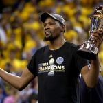 Kevin Durant sa come rispondere ai commenti su YouTube L'unico commento a cui ha risposto l'MVP delle NBA Finals è stato un ennesimo paragone a LeBron James
