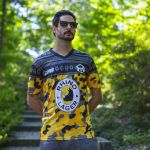 La maglia Muumba di Guerrilla FC e AMS Clothing Parte dei proventi di questo drop a tema africano verrà destinata per fondare una scuola calcio in Sud Sudan