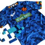 La maglia ispirata a Sesame Street e Lego Duplo disegnata da Losdejos Losdejos torna con una jersey al sapore d'infanzia che cita i Lego e i Muppets