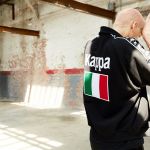 La capsule collection di Barneys x Kappa Il brand di streetwear italiano ha collaborato la catena di negozi newyorkesi per una capsule collection
