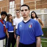 Le nuove maglie della Nazionale italiana scattate da nss factory Per le strade di Napoli, Vincenzo Schioppa ha fotografato le nuove home jersey degli Azzurri realizzate da PUMA