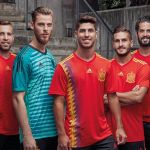 La questione politica dietro alla nuova maglia della Spagna In Spagna si discute se la nuova maglietta di adidas ammicca all'indipendenza catalana