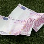 Banconote da 500 con la faccia di Neymar Le hanno stampate e lanciate i tifosi del Bayern Monaco ieri sera al campione brasiliano