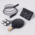 Louis Vuitton lancia un’esclusiva serie di accessori sportivi in Monogram Eclipse Carte da gioco, un set da ping pong e una corda per saltare.