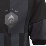 La maglietta da calcio adidas x Star Wars Il kit di Kylo Ren fa parte di una collezione più ampia realizzata dalle Three Stripes per il franchise Disney