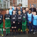 La maglia dei Mogwai per una scuola elementare di Glasgow Il gruppo scozzese ha iniziato a sponsorizzare una scuola di Glasgow e ha vestito i bambini con un certo stile
