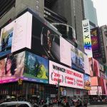 YEEZY Season 6: i cloni di Kim Kardashian invadono Times Square Prossimo passo la conquista del mondo?