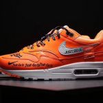 Diamo uno sguardo alle Nike Air Max 1's Just Do It color arancione Disponibili in taglie da donna dal prossimo autunno