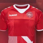 La maglia Made by Denmark di Hummel Il brand he realizzato un collage delle maglie storiche della Danimarca per la partita contro il Cile