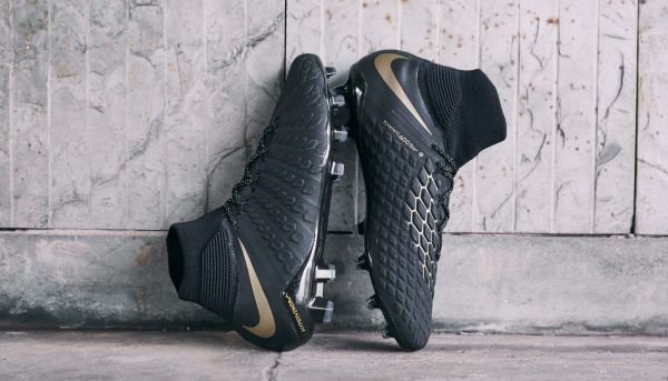 black and gold nike hypervenom