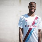Nike Football festeggia il titolo del City con una maglia celebrativa La maglia, utilizzata durante il riscaldamento, porta nomi e cognomi di tutti i giocatori campioni d'Inghilterra