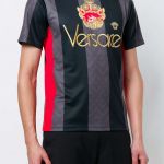 Cría mediodía Incomparable Take a look at Versace's second football jersey