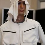 Kiko Kostadinov SS19: bric-à-brac workwear L’utopia fittizia di impiego universale in un’immaginaria città sul fiume Gange