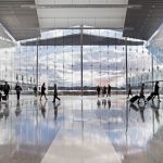 Best Celebrities looks at the airport Who wins at the airport-style game?