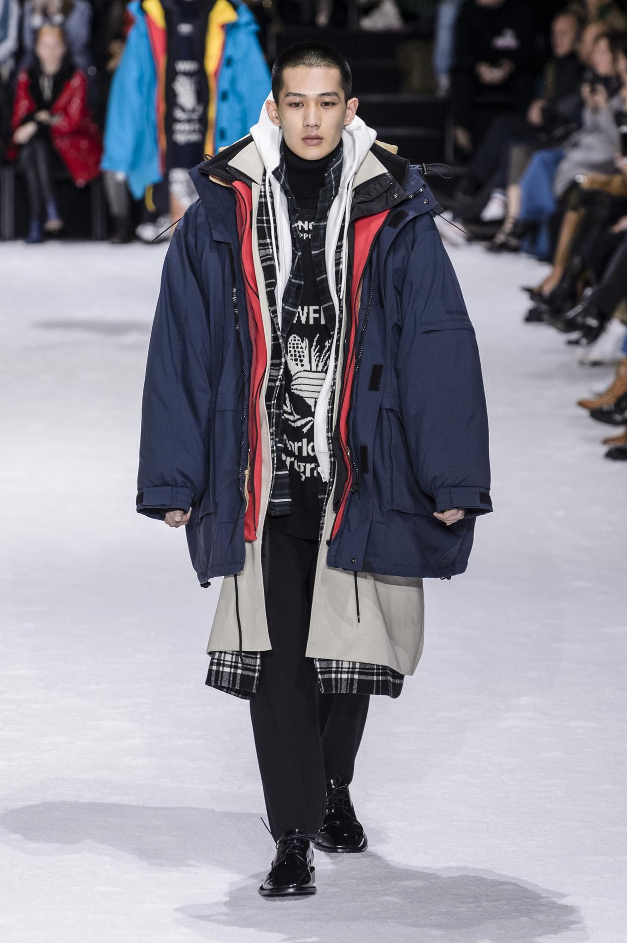 バレンシアガ BALENCIAGA New Copyright Parka Balenciaga HD sneaker via: @balenciaga_outfits