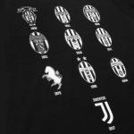 La maglietta per i 121 anni della Juventus Anniversary, una t-shirt nera con tutti i badge della storia ultracentenaria