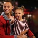 Ciao Steph Curry, ma non le fate le scarpe da femmina? Il capitano dei Golden State Warriors ha risposto personalmente ad una lettera di una sua tifosa di 9 anni