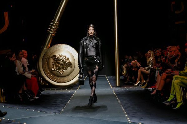 ミ*X様 48極美品！使用ほぼ無し！VERSACE COLLECTION レザー NTIxLmpwZw_v2.jpg