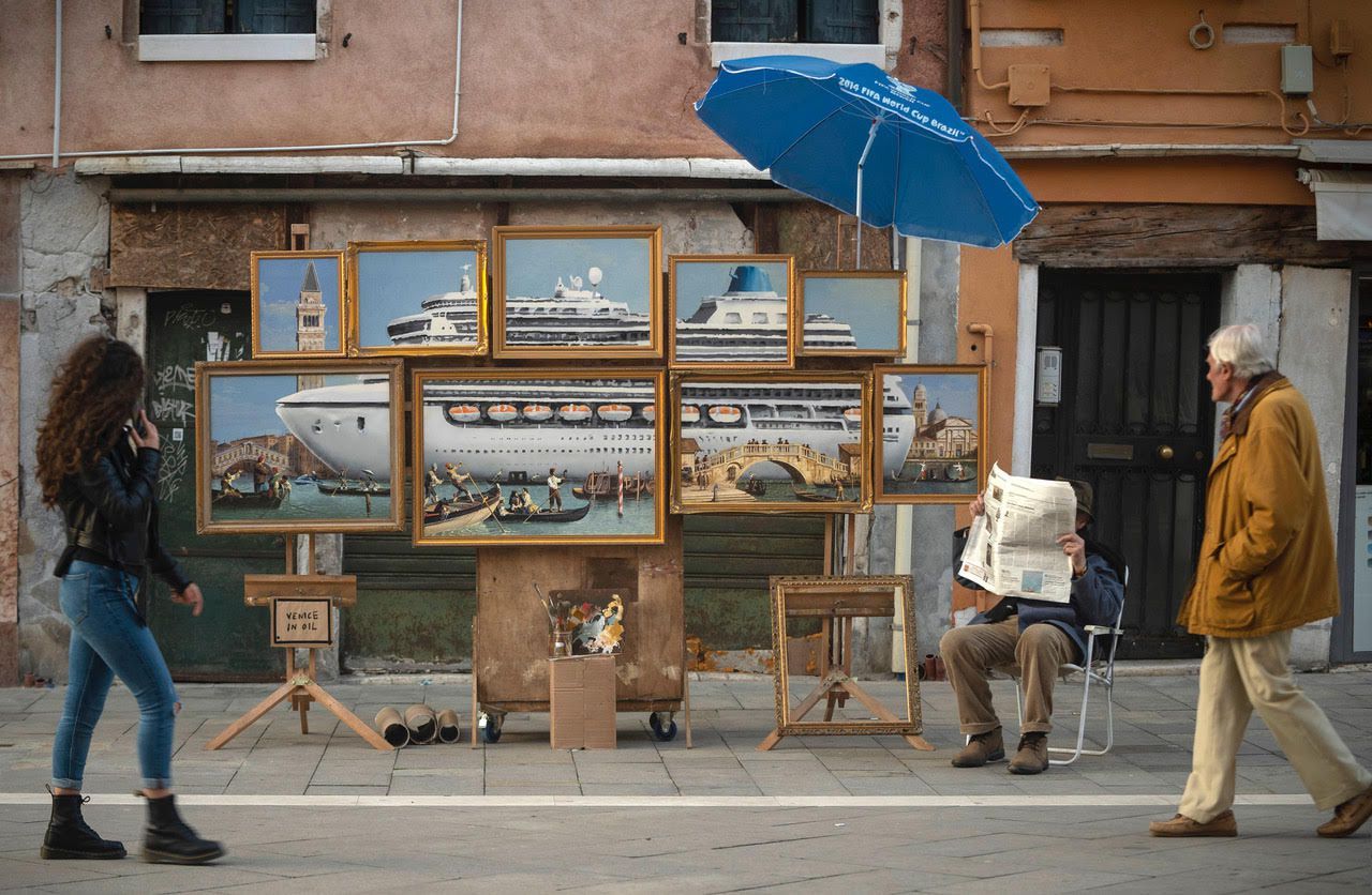 Banksy's surprise appearance in Piazza San Marco, Venice The latest performance of the mysterious English artist