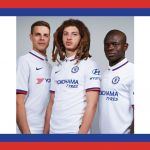 La maglia Away 2019/2020 del Chelsea Più che una casacca, una polo button-down ispirata alla Londra anni '60