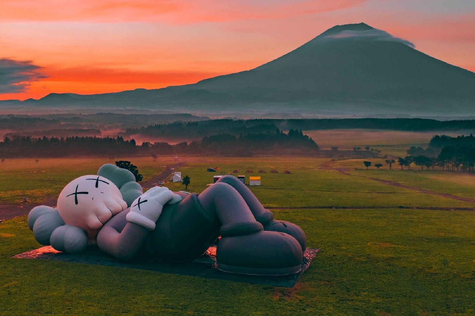 KAWS's latest installation has reached Mount Fuji The sculpture HOLIDAY makes the natural beauty of the landscape even more unique