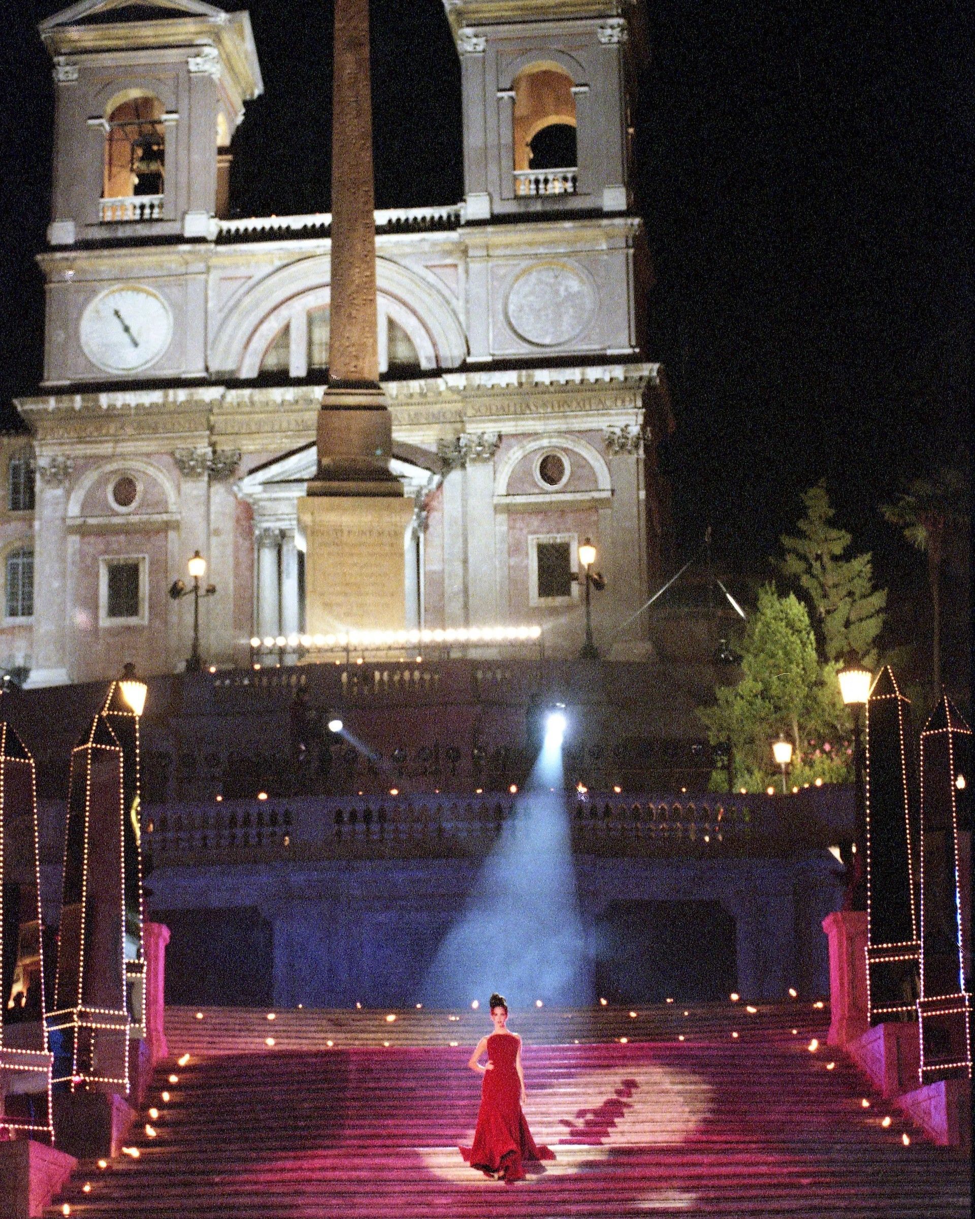 'Donna sotto le stelle' was the tv show that brought high fashion to the Italian audience The show broadcasted from Trinità dei Monti in Rome marked a specific period of time