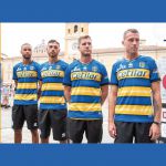 The Parma Calcio 2019/2020 Away jersey Yellow and blue as the traditional kit with which the Italian club won three trophies twenty years ago