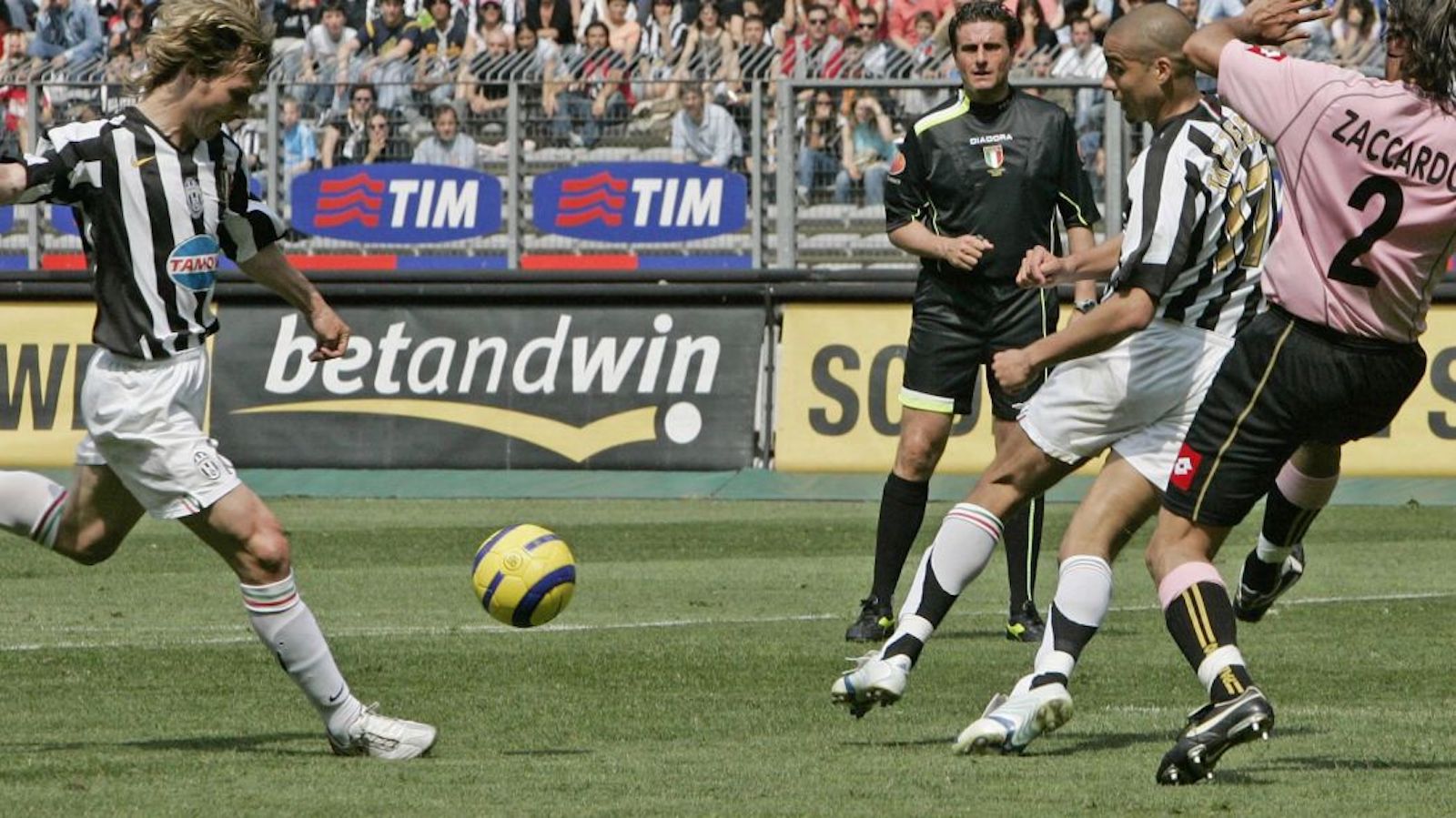 total 90 premier league ball