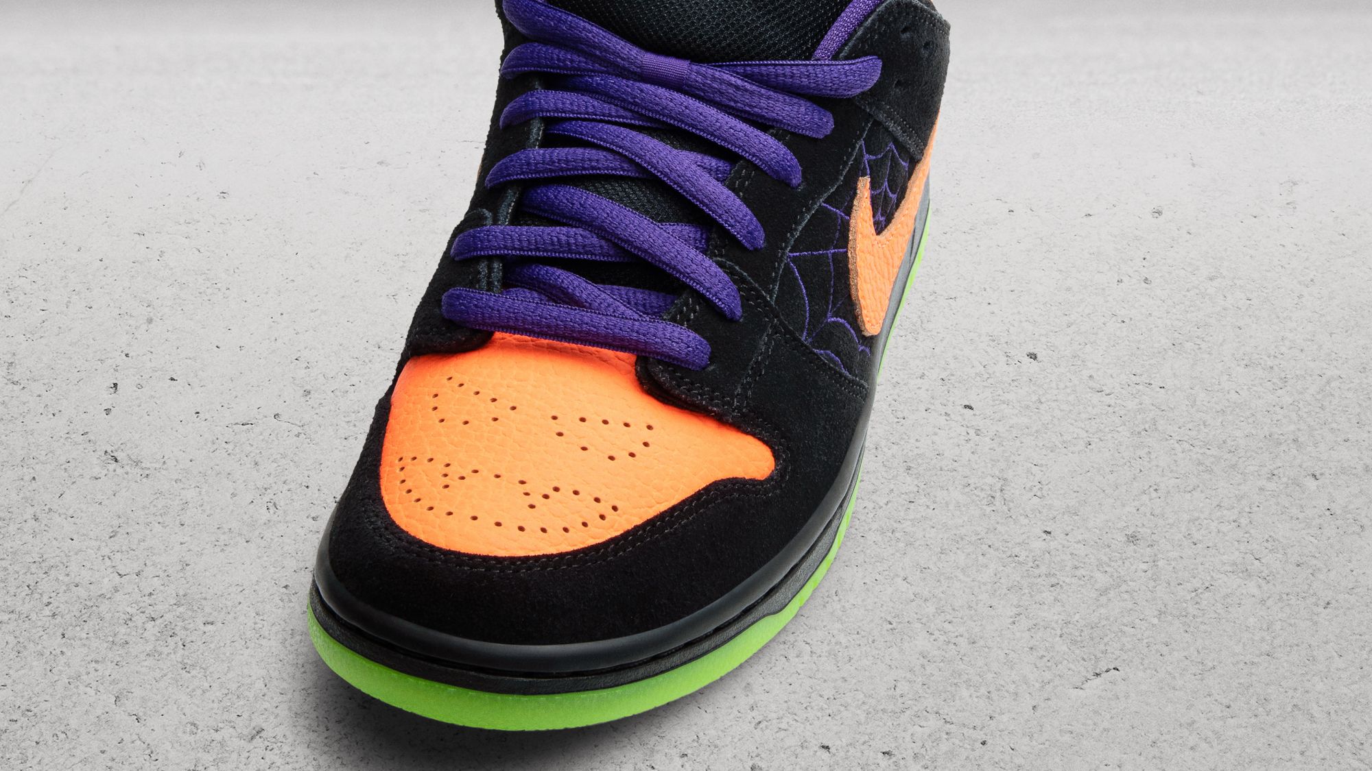 靴 Nike SB Dunk Low Night Of Mischief Nike SB drops Halloween Dunk Low 