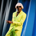 Ad Halloween vestiti come Tyler E non dimenticate la parrucca platinata