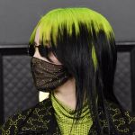 Il coronavirus, Billie Eilish e l'esplosione del trend delle mascherina Complici le notizie sul virus cinese e i Grammy, le mascherine da chirurgo stanno facendo il loro ritorno nei top trend