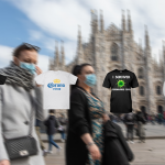 Qualcuno sta facendo il merchandising del Coronavirus Magliette, tazze e stickers: il business su internet del Coronavirus