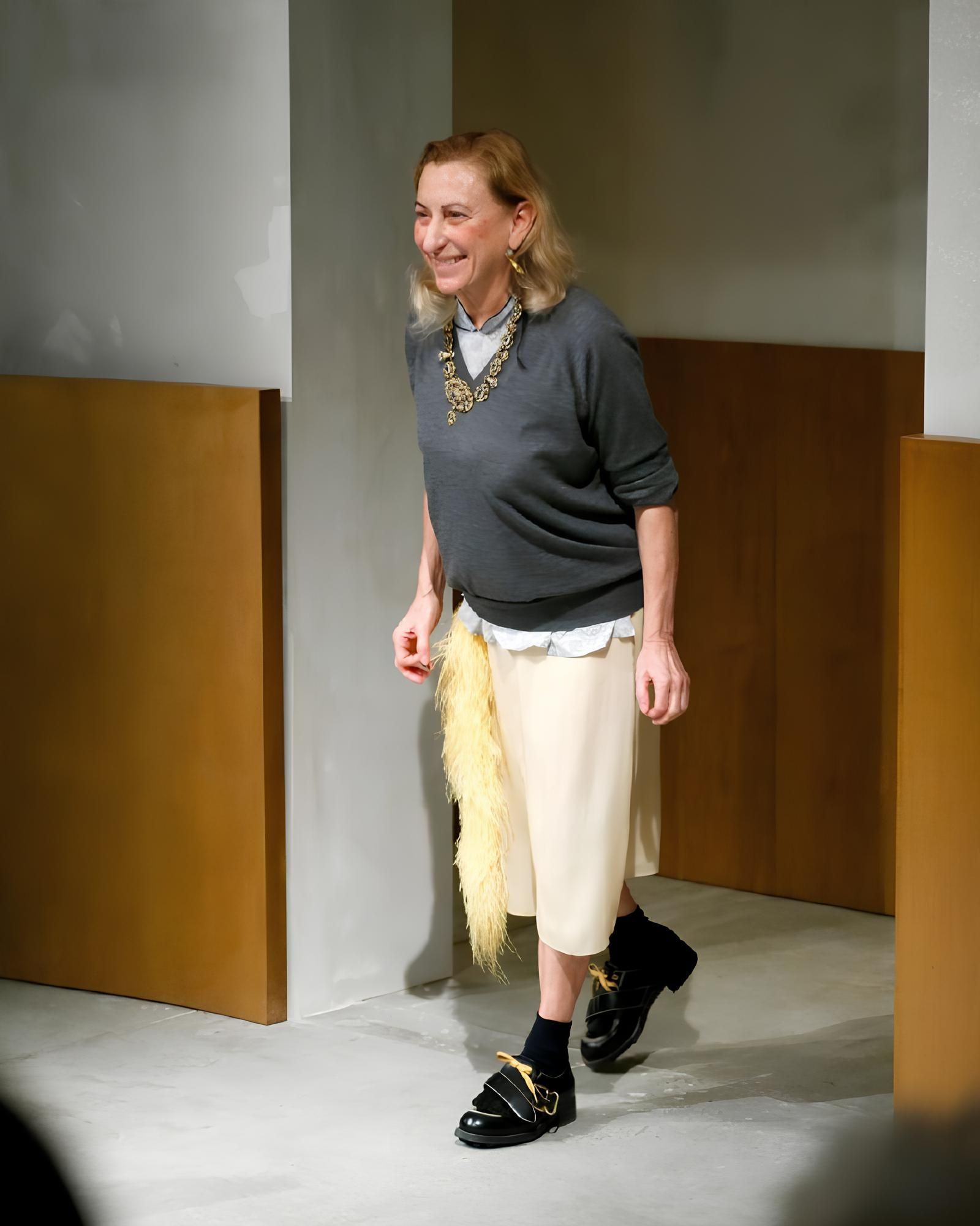 I look finali di Miuccia sono il vero show di Prada Il culto di Miuccia Prada passa attraverso i suoi outfit più memorabili 