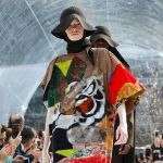 Il nuovo volto di Kenzo Al suo debutto di creative director, Felipe Oliveira Baptista ha riscritto l’estetica del brand