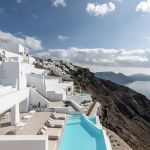 L’hotel a picco sul mare scavato nelle rocce di Santorini Saint Hotel è un lussuoso paradiso dove rilassarsi e godere la bellezza delle isole greche