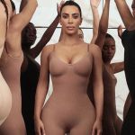 Shapewear e body positivity possono andare d'accordo? L'intimo contenitivo, un mercato che vale 6 miliardi di dollari, continua a rimanere un tema dibattuto e controverso