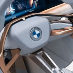 BMW cambia logo: piatto, trasparente e senza anello nero