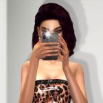 La fashion industry si è spostata su The Sims Gli alter ego del videogioco indossano Mugler, Versace e Bottega Veneta (e hanno le loro fashion week)