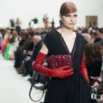 Valentino non parteciperà alla digital fashion week di Parigi Il brand presenterà la collezione SS21 con uno show co-ed a settembre