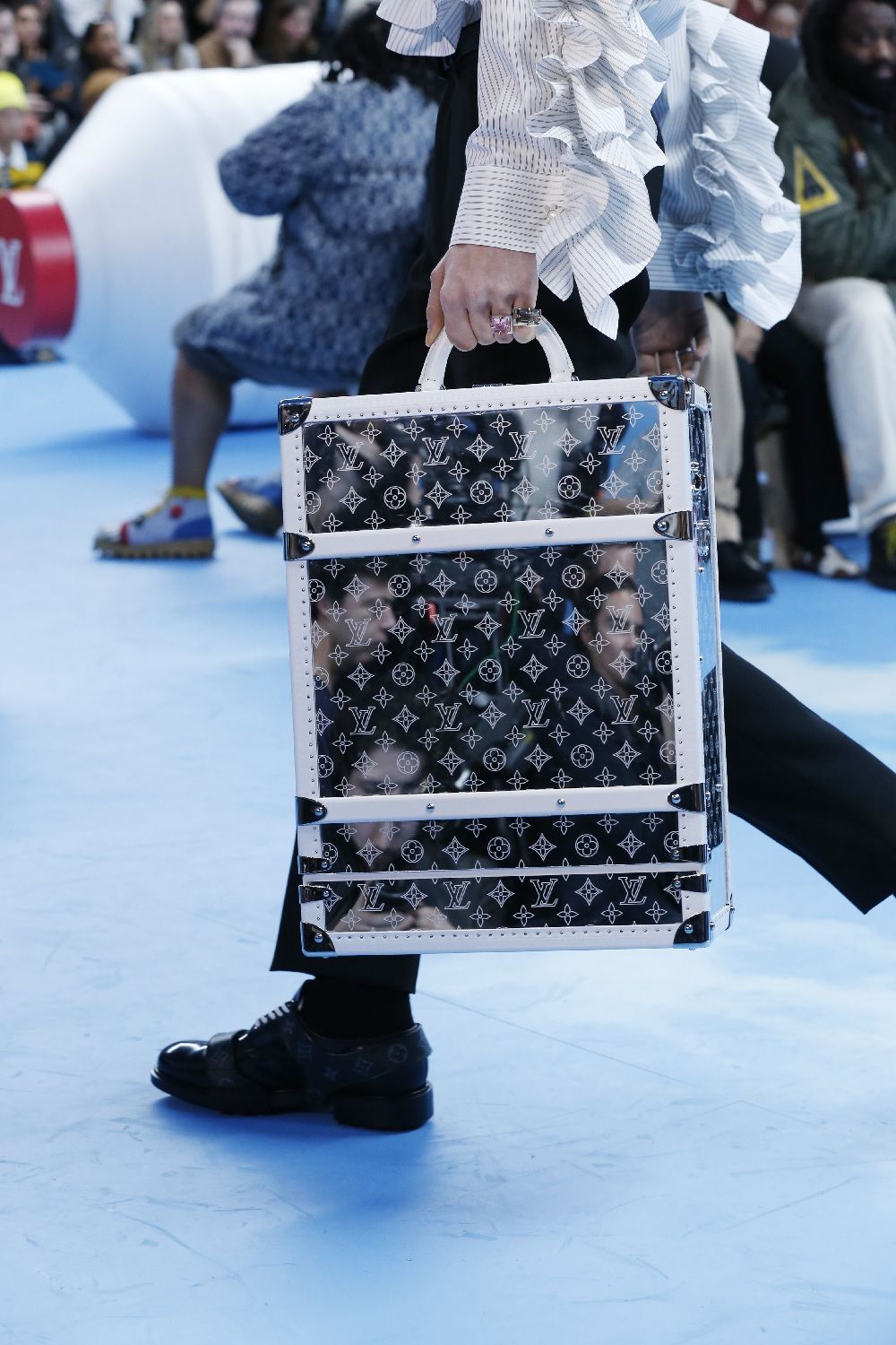 Louis Vuitton キャンプ Louis Vuitton's new Monogram camping tent - nss magazine
