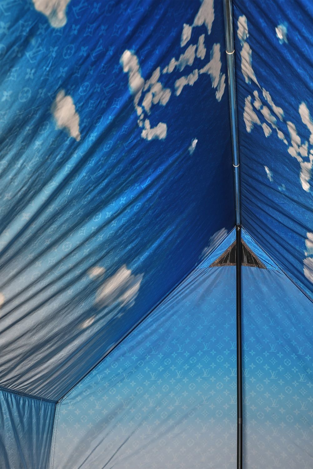 Louis Vuitton キャンプ Louis Vuitton's new Monogram camping tent - nss magazine