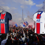 I kit Nike del Paris Saint-Germain 2020/2021 Il cinquantesimo anniversario del club viene celebrato con la caratteristica ''striscia di Hetcher''