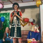 Gucci presenta la campagna Gift Giving 2020 Un Christmas party stile anni ’80 in ufficio