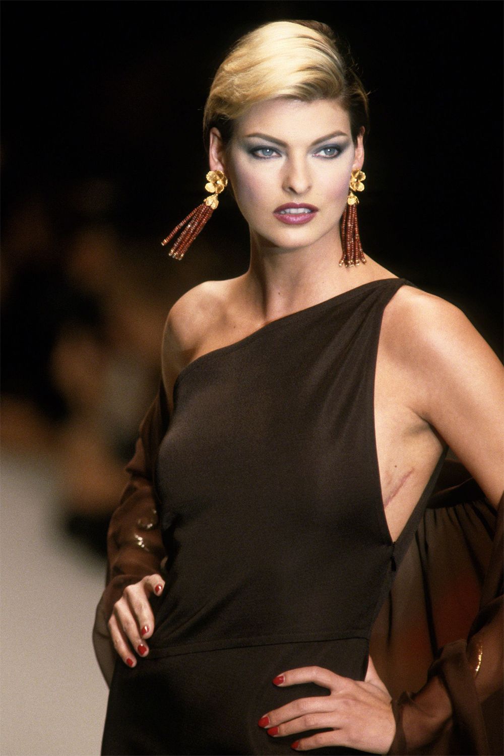 Linda Evangelista e le sue migliori passerelle Il camaleonte che ha dettato tendenza negli anni '90 (e non solo) e suoi momenti più fashion | Image 296463