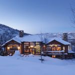 Le 10 case vacanze invernali più belle delle celebrity Dallo chalet affittato dal clan Kardashian tra le nevi di Aspen alla farmhouse di Miley Cyrus in Tennessee