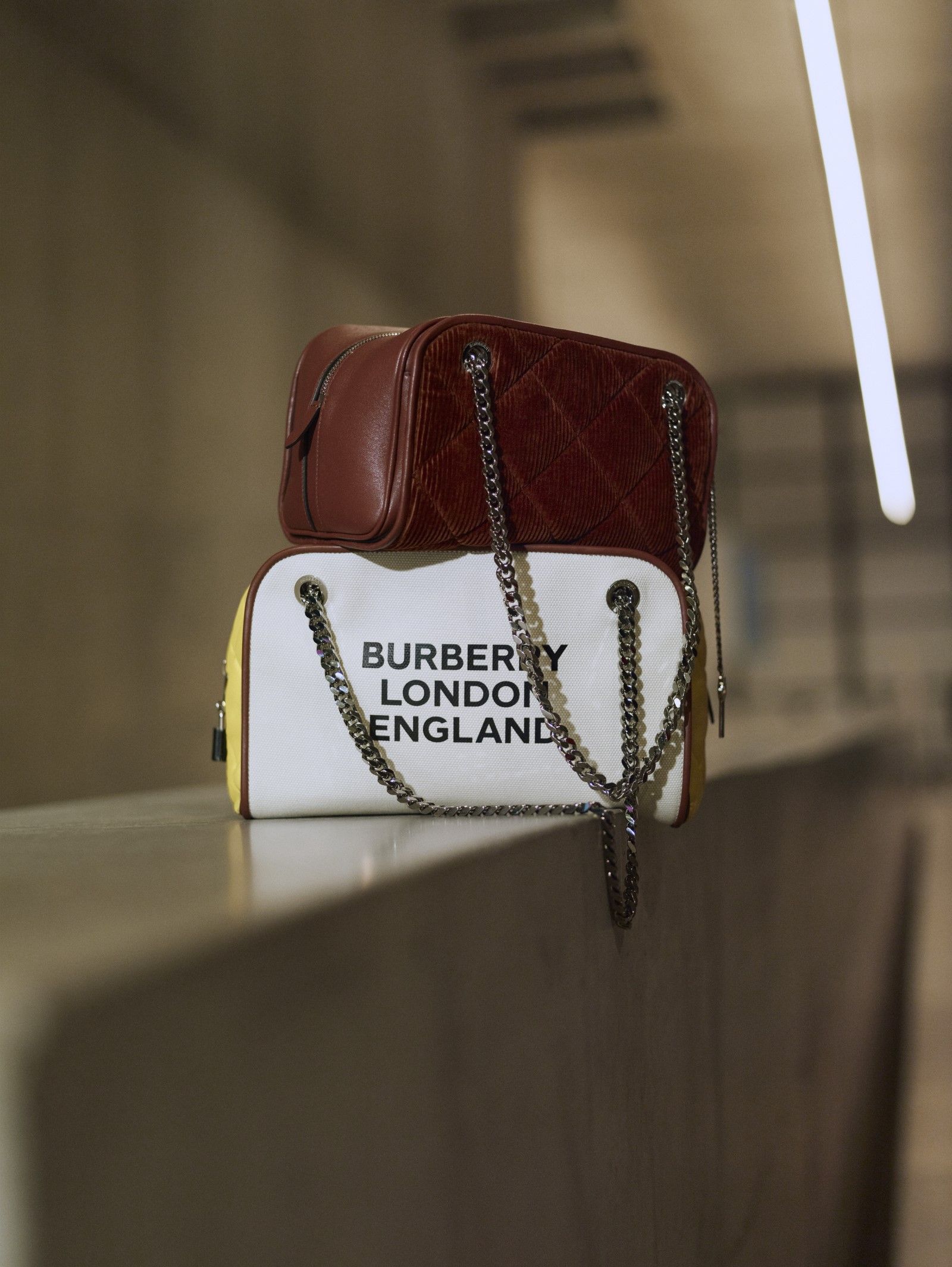 BURBERRY 美品 カフス & 箱 Burberry Logo Clutch Toiletry Bag Cosmetic Pouch Travel Case